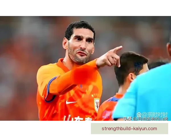 亚洲杯争议判罚引发广泛讨论，裁判执法标准值得关注