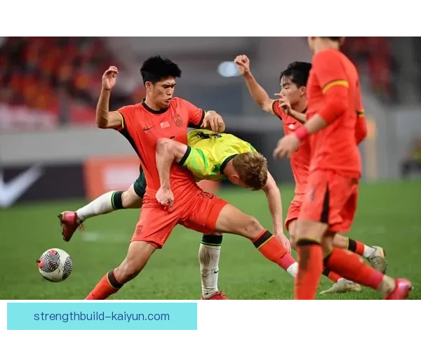 足球比赛新星表现稳健，备受各方关注与期待