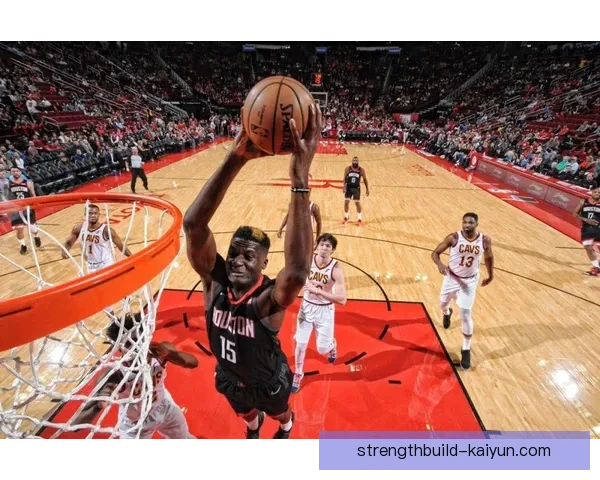 坎特在近期比赛中的表现稳健，继续展现出色的防守能力与战术意识